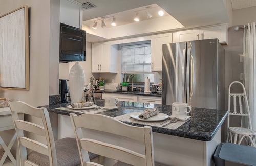 Auburndale House | King Bed Suite, Fireside Hot Tub, Gameroom