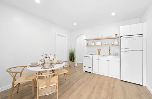 Mango Groves Apartment | King bed -TV in room-Parking - Near beach! Villa 5