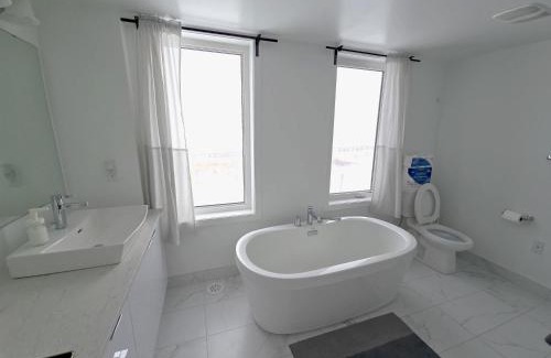 Downsview House | King Bed TV Private Ensuite Retreat Bathroom or Economical Double Bed Room