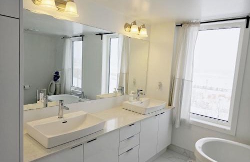 Downsview House | King Bed TV Private Ensuite Retreat Bathroom or Economical Double Bed Room