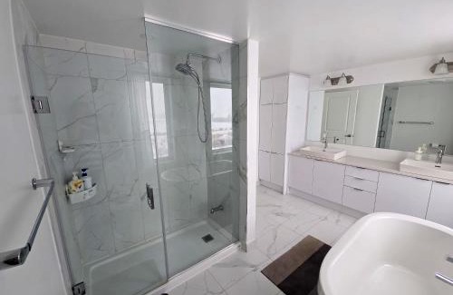 Downsview House | King Bed TV Private Ensuite Retreat Bathroom or Economical Double Bed Room