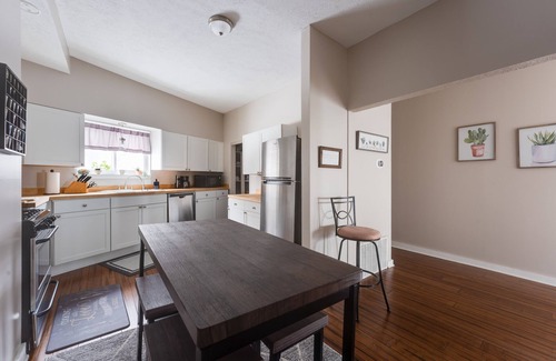 Pittsburgh Apartment | King Bed! Unique City Views! Free Parking!