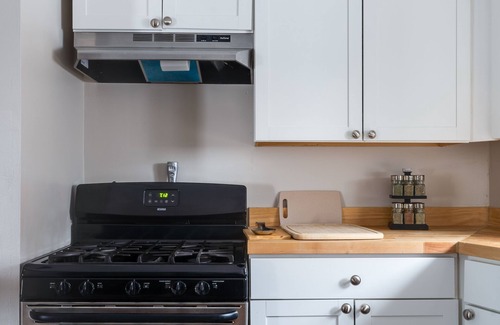Pittsburgh Apartment | King Bed! Unique City Views! Free Parking!