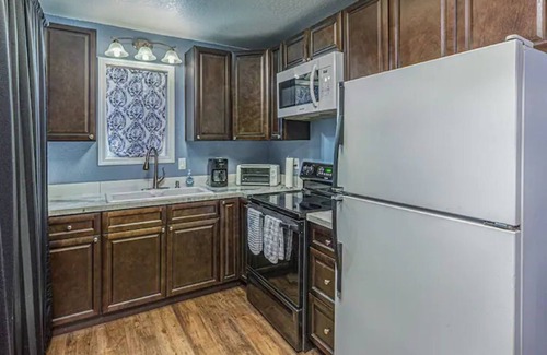 Bayfield Cottage | King Bed, Views & Peace in Bayfield Guest House