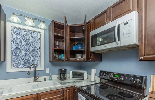 Bayfield Cottage | King Bed, Views & Peace in Bayfield Guest House