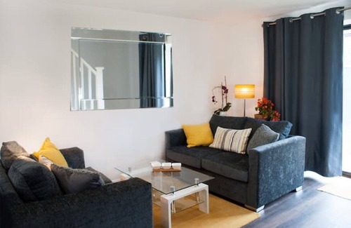 Thrapston House | King BED W/Garden. Perfect Location. Free Parking