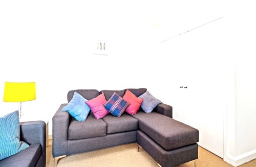 Raunds Apartment | KING Bed W/Kitchen near Rushden Lakes Free Parking