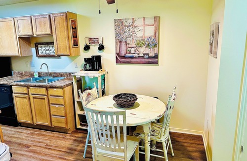 Hernando Apartment | KING BED W/POOL,Pet Friendly, Fitness Center,Seconds from INTERSTATE,FREE Parking
