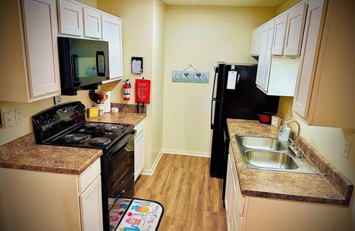 Hernando Apartment | KING BED W/POOL, Pet Friendly, Fitness Center, Seconds from INTERSTATE, FREE Parking