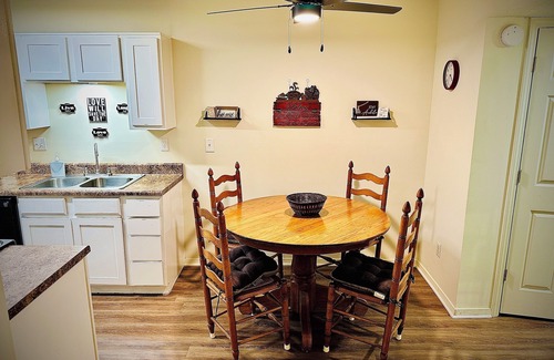 Hernando Apartment | KING BED W/POOL, Pet Friendly, Fitness Center, Seconds from INTERSTATE, FREE Parking