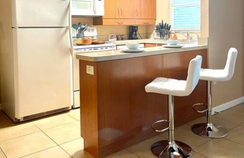 Arlington Park Apartment | King Bed Walk to Sarasota Memorial Hospital