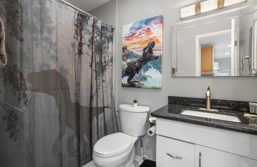 Gulfport Apartment | KING BED Well-Located Cozy Townhouse Retreat