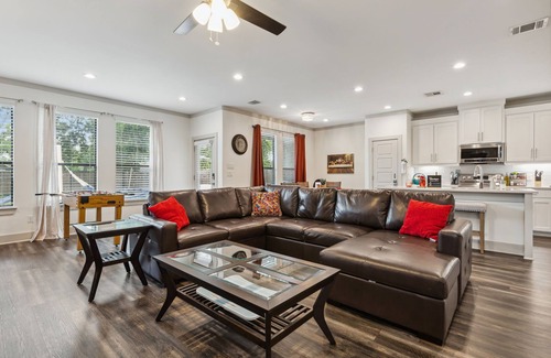 West Dallas House | King Bed with Hot Tub, PS4, FirePit, BBQ, Large yard, Garage!