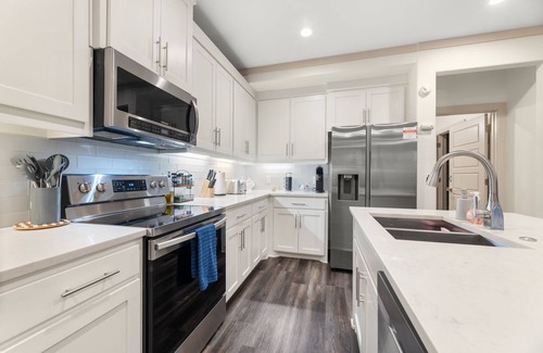 West Dallas House | King Bed with Hot Tub, PS4, FirePit, BBQ, Large yard, Garage!