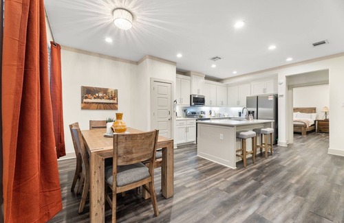 West Dallas House | King Bed with Hot Tub, PS4, FirePit, BBQ, Large yard, Garage!