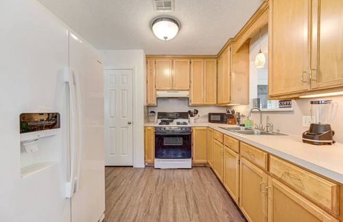 Beaumont Apartment | King bed with Pool table, decked patio and, gym.