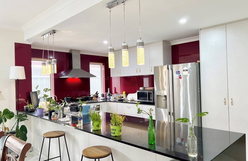 Queens Park House | King Bed with Private Ensuite. Close to Airport