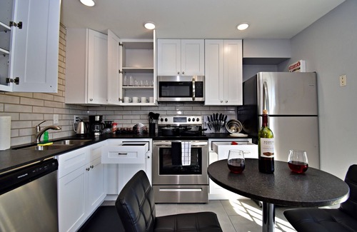 Bryan House | ✪ King Beds ✔ 2 Bdr Townhouse w/Private Backyard