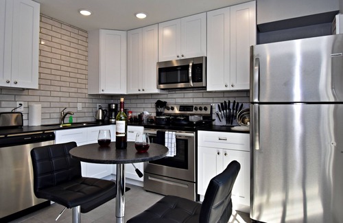 Bryan House | ✪ King Beds ✔ 2 Bdr Townhouse w/Private Backyard