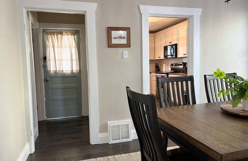 Washington House | King Beds, Family & Pet Friendly