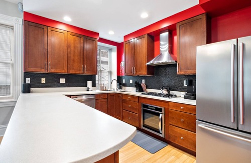 Central West End Apartment | King Beds, Grove, Walkable to Forest Park, BJC, Pet friendly