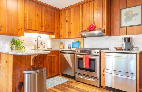 Chapel Hill Apartment | King Beds, hiking trail, swimming, fishing