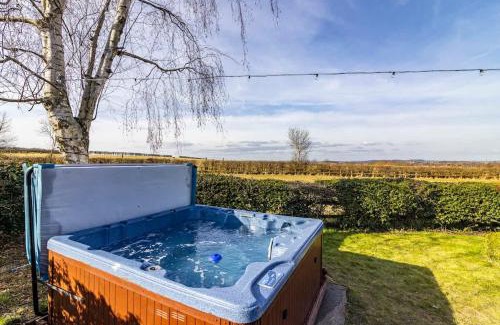 Bunny House | King Beds Hot Tub Games Room BBQ