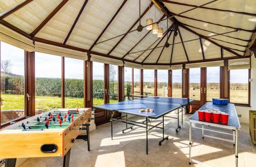 Bunny House | King Beds Hot Tub Games Room BBQ