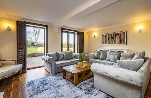 Bunny House | King Beds Hot Tub Games Room BBQ