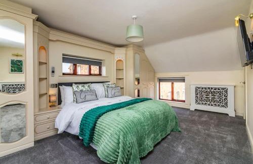 Bunny House | King Beds Hot Tub Games Room BBQ