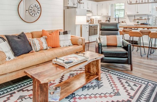 Counce Cabin | King Beds, Hot Tub, Screened Porch
