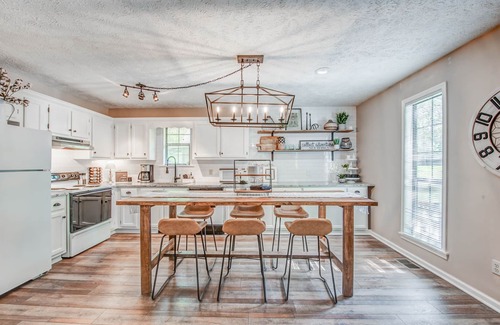 Counce Cabin | King Beds, Hot Tub, Screened Porch