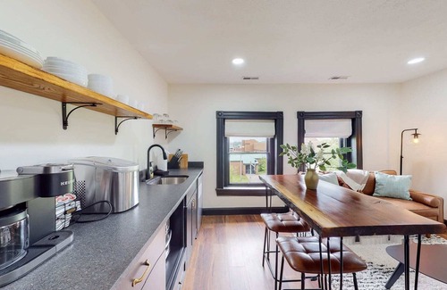 Old Louisville Apartment | King Beds|Parking|0.6 miles from UofL|Free WiFi