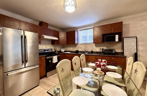 Coquitlam House | King Beds Private Suite 25 minutes away from Downtown Vancouver