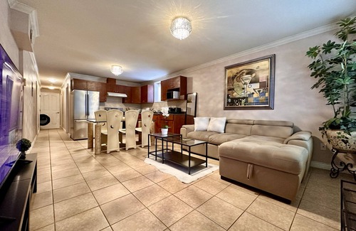 Coquitlam House | King Beds Private Suite 25 minutes away from Downtown Vancouver
