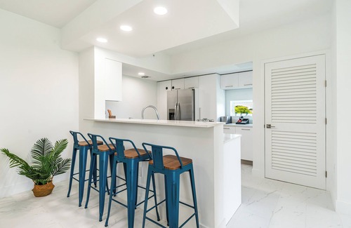 Downtown Hollywood Apartment | King Beds, Rooftop, Balcony, Gym, Pool