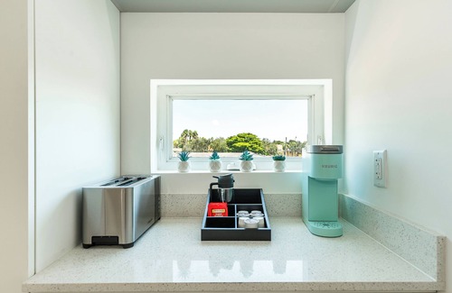 Downtown Hollywood Apartment | King Beds, Rooftop, Balcony, Gym, Pool