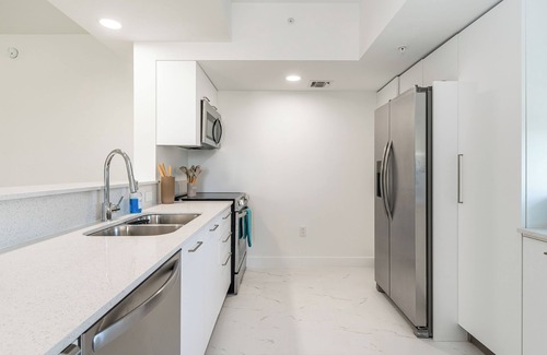 Downtown Hollywood Apartment | King Beds, Rooftop, Balcony, Gym, Pool
