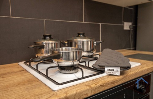 Nottingham House | King beds, workspace, corporates, parking, sleeps 10n