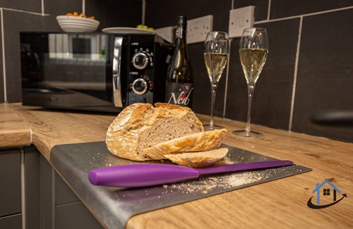 Nottingham House | King beds, workspace, corporates, parking, sleeps 10n