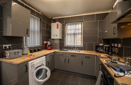 Nottingham House | King beds, workspace, corporates, parking, sleeps 10n