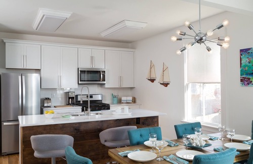 Historic Hill Apartment | King BR, Open Concept, A/C, Wi-Fi, Parking, Fireplace, 2 blocks to Thames