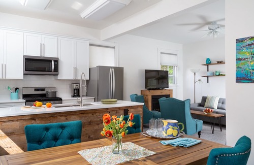 Historic Hill Apartment | King BR, Open Concept, A/C, Wi-Fi, Parking, Fireplace, 2 blocks to Thames