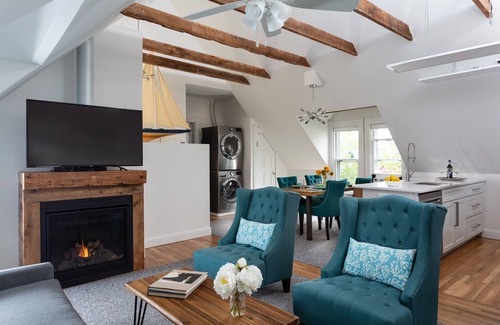 Historic Hill Apartment | King BR, Open Concept, A/C, Wi-Fi, Parking, Fireplace, 2 blocks to Thames