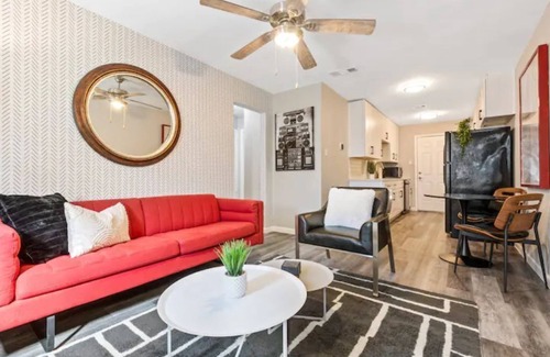 Irving House | King BR| Patio| Blkout curtns| Hospital|Tech hub