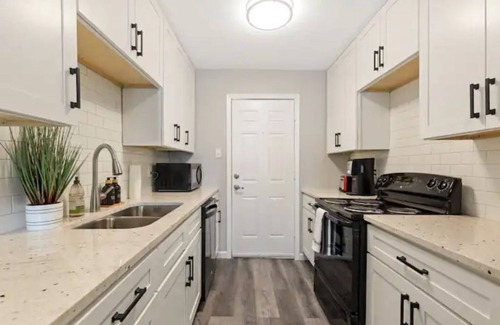 Irving House | King BR| Patio| Blkout curtns| Hospital|Tech hub