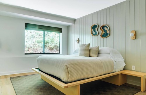 Lake Placid Hotel | King Bunk Suite l Great for Families at Bluebird Lake Placid