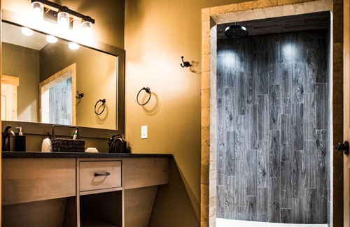Maple Hill Hotel | King Cabin Room Osage