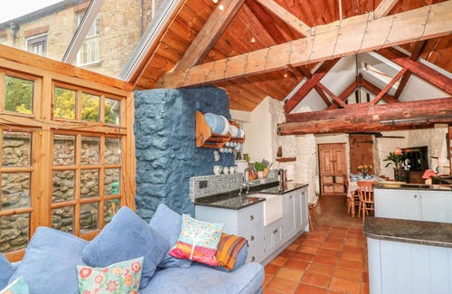 Broadwindsor Cottage | KING CHARLES COTTAGE, pet friendly, with open fire in Broadwindsor