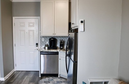 Downtown Little Rock Apartment | King Comfort in Capital Manor: Couples’ Stay Awaits
